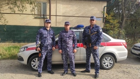 В Дагестане росгвардейцы вернули родителям потерявшегося ребенка