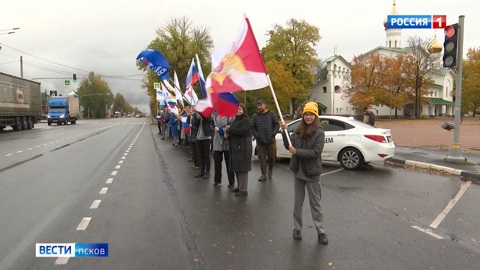 У памятника Красной Армии в микрорайоне Кресты с флагами встречали вернувшихся росгвардейцев