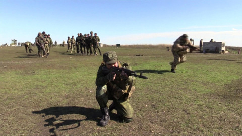 Призванные из запаса военнослужащие отрабатывают армейские навыки