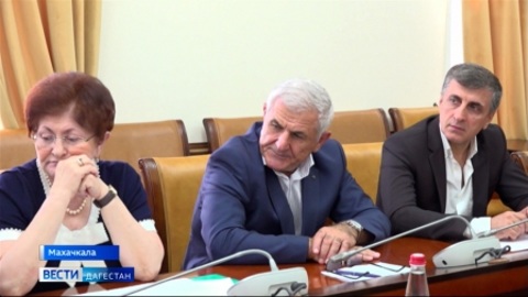 Переход с аутсорсинга в больницах обсудили в правительстве Дагестана