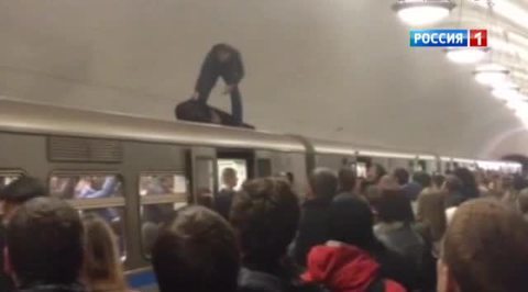 Пьяный джигит оседлал вагон метро