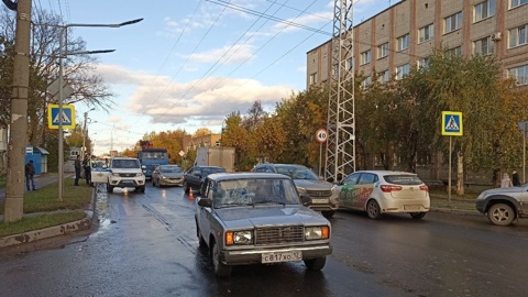 В Йошкар-Оле на улице Крылова сбили двоих школьников