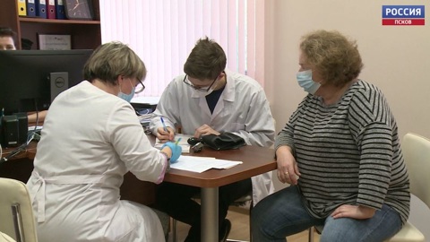 Ежедневно на выездную вакцинацию в Пскове отправляются по три-четыре бригады