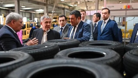 Минниханов посетил резинотехнический завод в городе Ангрен