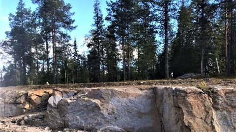 В Кемском районе очистили исписанные вандалами скалы