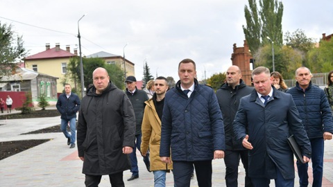 Глава региона осмотрел ход реконструкции улицы Советской в Аткарске