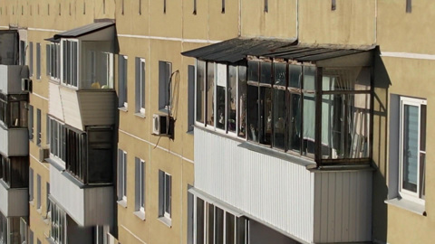 "Жилищник" потребовал у жителей демонтировать остекление балконов