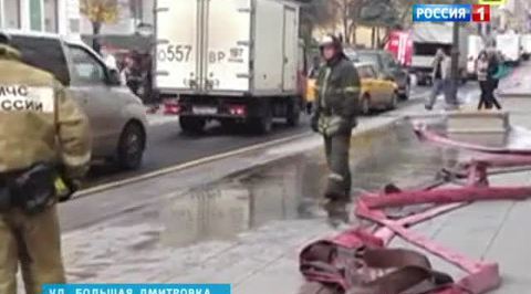 В цетре Москвы у ресторана загорелась крыша