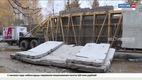В Чебоксарах на разбитой дороге с большегруза рухнули 13 тонн бетонных плит
