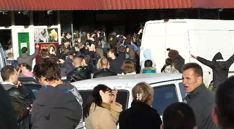 Агрессивная молодежь пыталась поджечь универмаг в Западном Бюрюлево