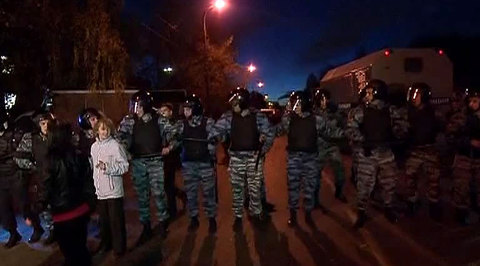 Полиция задерживает участников массовых беспорядков в Москве