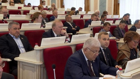 Сегодня областные депутаты внесли изменения в закон о поддержке семей с детьми