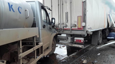 Молоковоз столкнулся с фурой на федеральной трассе в Удмуртии