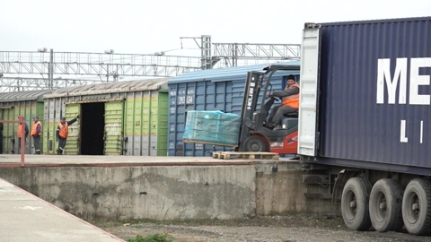 В Анапе организован перегруз товаров для Крыма в ж/д вагоны
