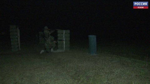 На полигоне под Псковом мобилизованные отработали стрельбу в условиях ограниченной видимости