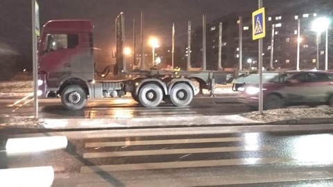 В Петрозаводске пожилая женщина попала под грузовик