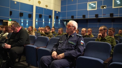 В Псковской дивизии для мобилизованных прошёл небольшой концерт группы "Бумер"