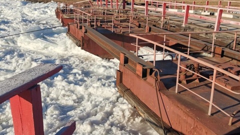 Понтонный мост сорвало льдом на реке Лене в Качугском районе