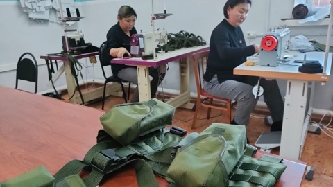 В поселке Усть-Ордынский шьют обмундирование для фронта