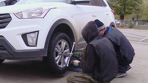 Время "переобуваться": волгоградские автомобилисты готовят транспорт к зиме