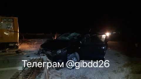 На Ставрополье легковой автомобиль врезался в бетонное ограждение