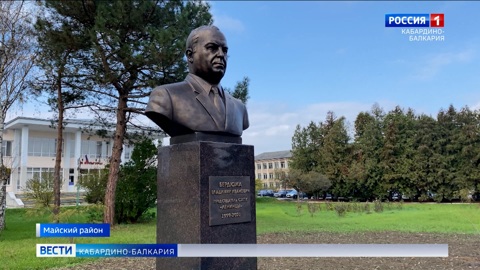 В Ново-Ивановском открыли мемориал Владимира Бердюжи, возглавлявшего сельхозкооператив “Ленинцы”
