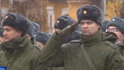 В Челнах мусульманки вяжут теплые носки для мобилизованных