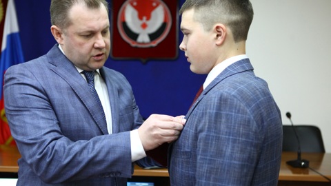 Ученика 88 школы Ижевска Александра Стерхова наградили медалью МВД России