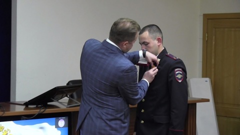 В Удмуртии наградили спасших человека из болота полицейских