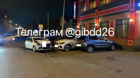 В Пятигорске 3 припаркованных автомобиля пострадали из-за нетрезвого водителя