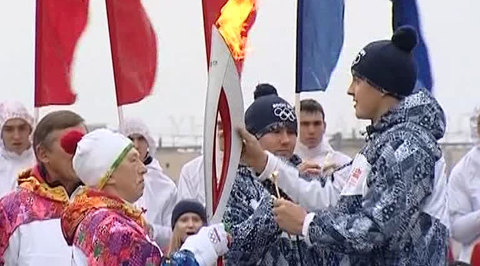 Олимпийский огонь зажегся в Петербурге