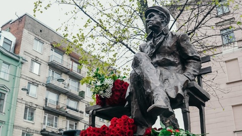 Памятник драматургу Александру Володину открыли в Петербурге
