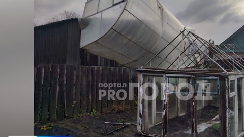 Ураган в Чувашии оборвал провода, снес водонапорку и оставил села без света