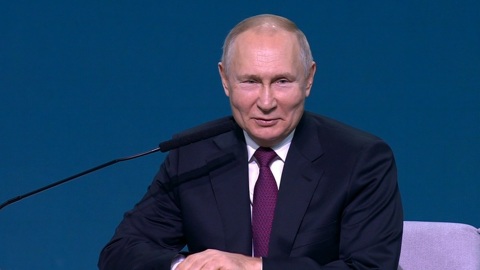 Путин поиронизировал про социальную дистанцию на конференции по ИИ
