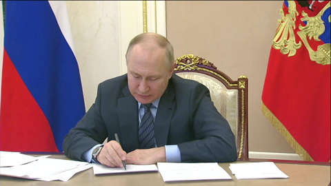 Владимир Путин принял участие в церемонии открытия социальных объектов