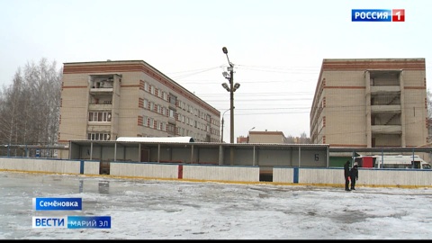 В Семёновке начали заливать  ледовый каток