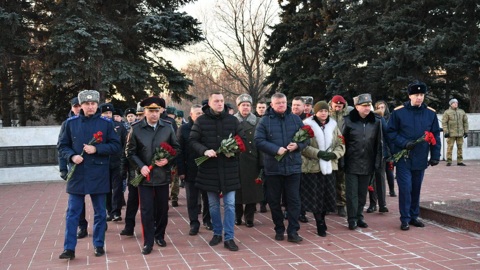 В Саратове в День неизвестного Солдата почтили память павших воинов