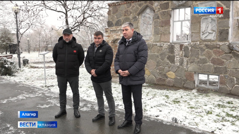 В Алагире завершена реставрация стены с барельефами скульптора Сосланбека Едзиева