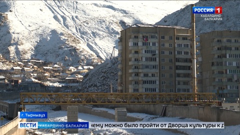 В Тырныаузе восстанавливают пешеходный мост через реку Герхожан-Суу