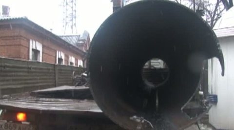 В Хабаровске фонтан кипятка обрушился на одноэтажный дом