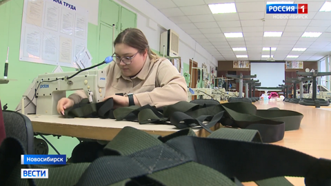 Полтысячи флисовых шарфов сшили новосибирские студентки для бойцов спецоперации