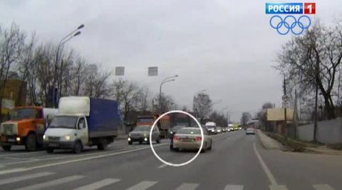 На автолюбителя, прокатившего инспектора на капоте, завели дело