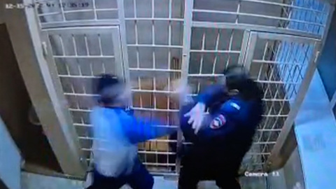 Заключенный с заточкой напал в зале суда на конвоиров