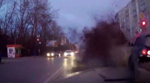 Перед внедорожником разверзлась земля