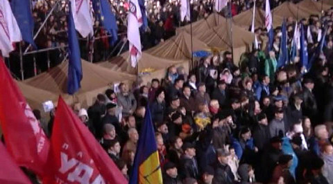 Митингующие в Киеве под музыку греются у костров