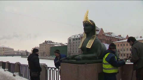 Сфинксов вернули на Египетский мост в Петербурге после реставрации