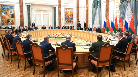 Встреча Путина с Лукашенко началась с каравая и цветов