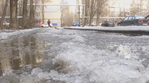 Больше месяца жители дома по улице Навашина находятся в водно-ледяном плену