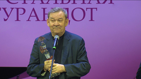 Кто стал лауреатом премии "Хрустальная Турандот" в номинации "За честь, достоинство и служение зрителю"?