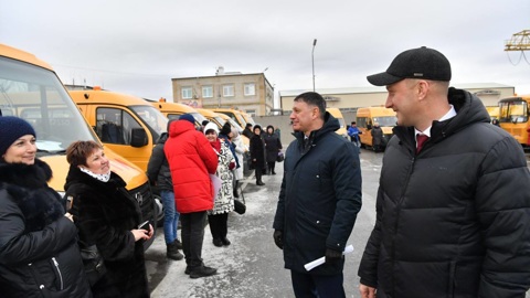 Школы из 25 районов области и Саратова получили 52 новых автобуса